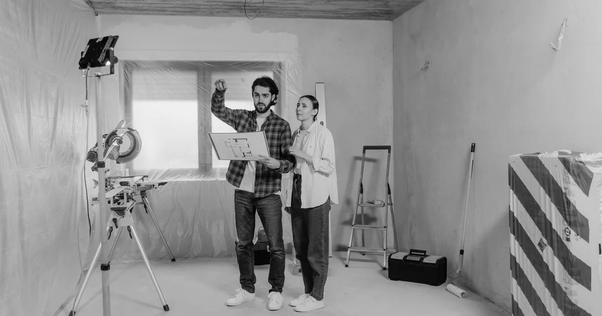 Interieurontwerpers bespreken renovatieplannen